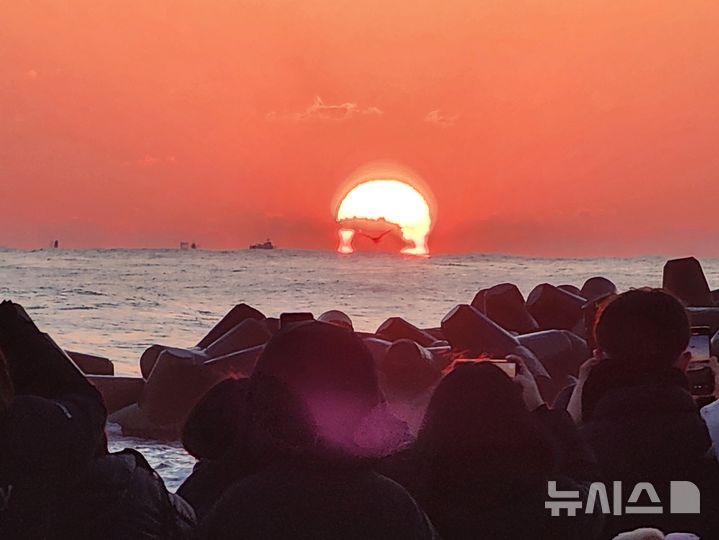 [강릉=뉴시스] 이순철 기자 = 강릉 강문해변에서 관광객과 시민들이 영하의 추위속에서 을사년 첫 해가 떠오르는 모습을 지켜보고 있다. 2025.01.01. grsoon815@newsis.com