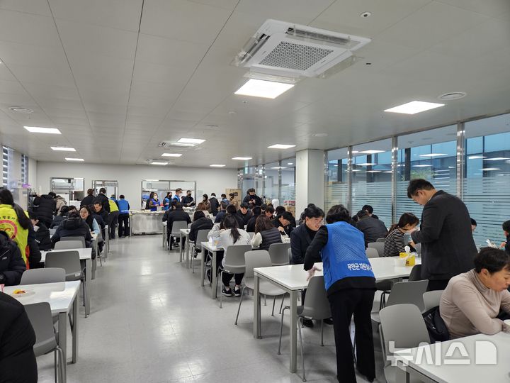 [무안=뉴시스]새해 첫날인 1일 무안국제공항 관리동 2층에 마련된 떡국 배식 현장에서 유가족과 자원봉사자 등이 떡국을 먹고 있다. (사진=오정우 기자) 2025.01.01. photo@newsis.com