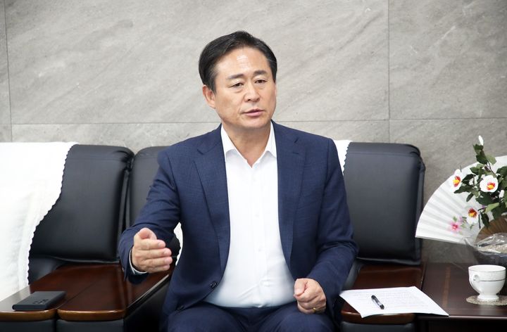 [홍천=뉴시스] 신영재 홍천군수는 1일 새해 신년사에서 “2025년 새해는 지난 2년의 성과를 바탕으로 새로운 도약을 준비하고 비상하는 한 해가 될 것이다”고 밝혔다. 홍천군 제공. *재판매 및 DB 금지