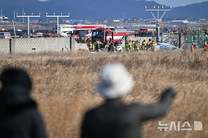 [무안=뉴시스] 이영주 기자 = 29일 오전 전남 무안공항에서 소방 당국이 착륙 도중 충돌로 추정되는 사고가 난 여객기 주변에서 구조 활동을 벌이고 있다. 2024.12.29. leeyj2578@newsis.com