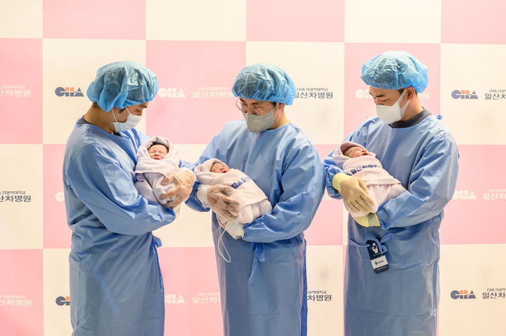 [서울=뉴시스] 차 의과대학교 일산 차병원은 1일 0시 새해 첫아기 3명이 동시에 탄생했다고 밝혔다. (사진=차병원 제공) 2025.01.01. photo@newsis.com *재판매 및 DB 금지