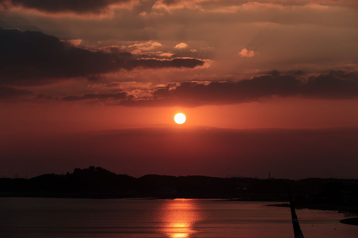 [당진=뉴시스] 김덕진 기자=1일 충남 당진 왜목마을에서 새해 첫 해가 떠오르고 있다. (사진=당진시 제공) 2025.01.01. photo@newsis.com&nbsp; *재판매 및 DB 금지
