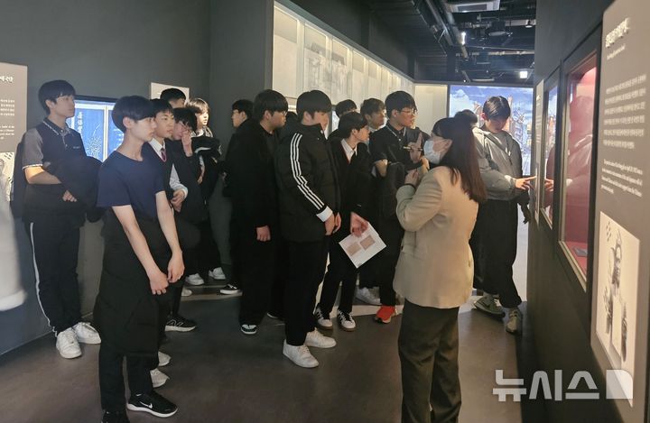 [청주=뉴시스] 지난달 3일 광복회 충북지부와 음성중학교 학생 40명이 국립대한민국임시정부기념관을 관람하고 있다. (사진= 광복회 충북지부 제공) 2025.01.01 photo@newsis.com *재판매 및 DB 금지