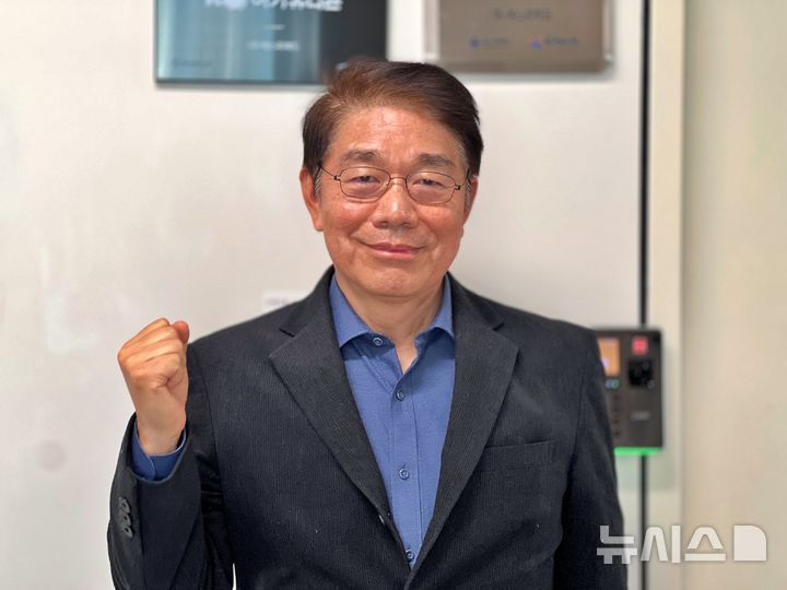 [부산=뉴시스] 원동화 기자 = 신재국 에스피메디 대표가 '부산 서비스 강소기업'과 중소벤처기업부의 '아기유니콘 200 육성사업 기업 인증패 앞에서 파이팅을 외치고 있다. 2025.01.02. dhwon@newsis.com