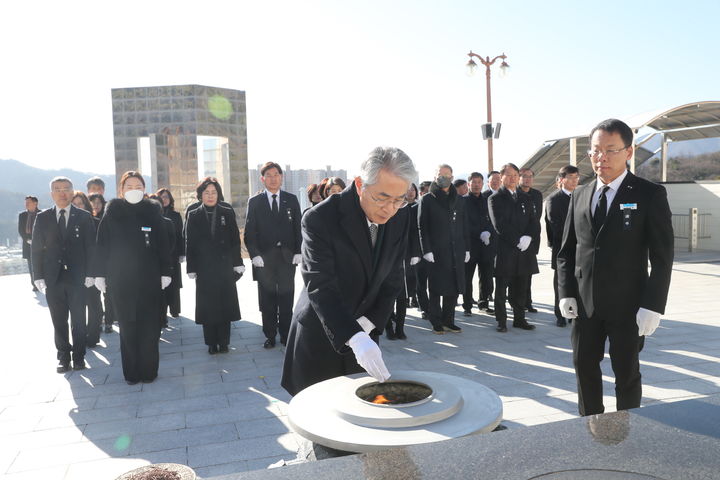 [창원=뉴시스]1일 박종훈 경남교육감과 경남교육청 간부 공무원 30여 명이 국립3.15민주묘지를 참배하고 있다.(사진=경남교육청 제공) 2025.01.01.photo@newsis.com *재판매 및 DB 금지