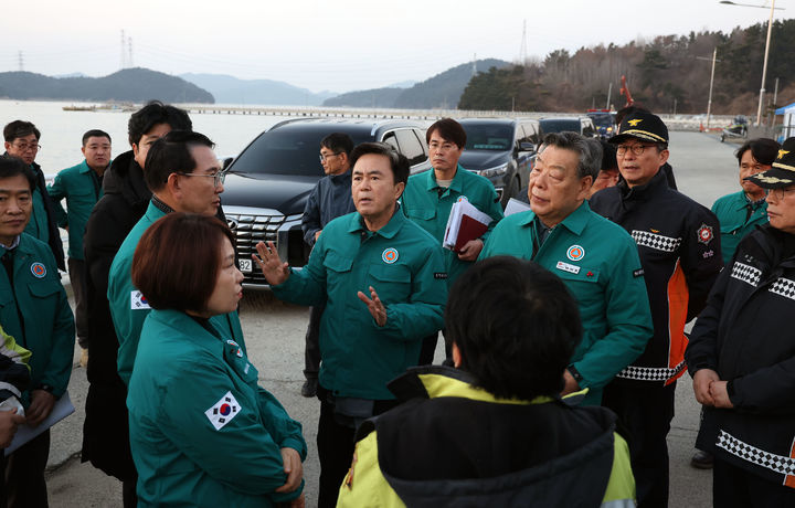 [홍성=뉴시스] 1일 김태흠 충남도지사(가운데)가 서산시 팔봉면 구도항 어민회관을 찾아 선박 전복 사고 마지막 실종자 수색에 총력을 기울여 줄 것을 당부하고 있다. (사진=충남도 제공) 2025.01.01. photo@newsis.com *재판매 및 DB 금지