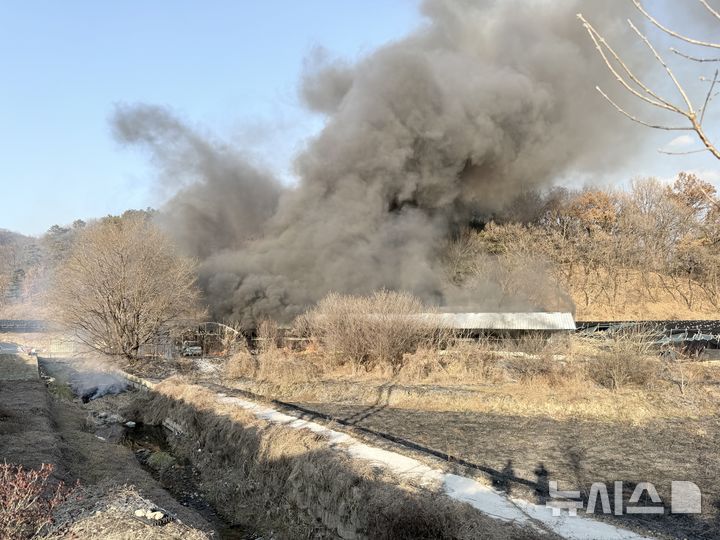 [증평=뉴시스] 1일 오후 충북 증평군 도안면의 한 폐축사에서 불이나 연기가 치솟고 있다. 불은 인근 야산으로 번져 산림 0.6㏊를 태웠다. (사진= 증평소방서 제공) 2025.01.01 photo@newsis.com *재판매 및 DB 금지