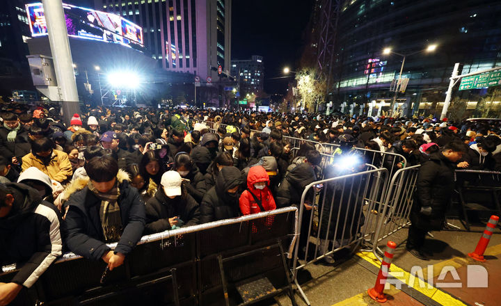 [서울=뉴시스] 전신 기자 = 지난달 31일 서울 종로구 보신각에서 열린 제야의 종 타종행사에서 시민들이 제주항공 여객기 사고 희생자들을 추모하며 묵념하고 있다. 2025.01.01. photo1006@newsis.com