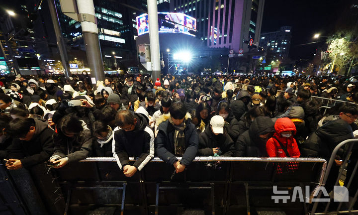 [서울=뉴시스] 전신 기자 = 지난달 31일 서울 종로구 보신각에서 열린 제야의 종 타종행사에서 시민들이 제주항공 여객기 사고 희생자들을 추모하며 묵념하고 있다. 2025.01.01. photo1006@newsis.com