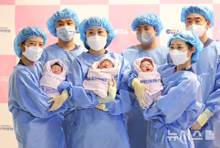 [고양=뉴시스] 황준선 기자 = 새해 첫날인 1일 0시께 경기 고양시 일산차병원에서 간호사들이 엄마 이승현 씨와 아빠 박준수 씨 사이에서 태어난 태명 니케(왼쪽부터), 엄마 구라겸 씨와 아빠 이효영 씨 사이에서 태어난 꼬물이, 엄마 구슬기 씨와 아빠 강우석 씨 사이에서 태어난 딩굴이를 안아들고 있다. 2025.01.01. hwang@newsis.com
