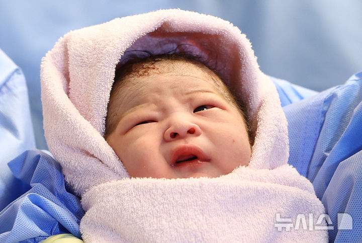 [고양=뉴시스] 황준선 기자 = 새해 첫날인 1월1일 0시께 경기 고양시 일산차병원에서 엄마 구슬기 씨와 아빠 강우석 씨 사이에서 태어난 딩굴이가 눈을 뜨고 있다. 2025.01.01. hwang@newsis.com