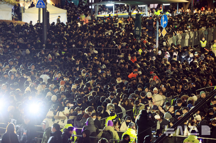 [서울=뉴시스] 전신 기자 = 지난달 31일 서울 종로구 보신각에서 열린 제야의 종 타종행사에 앞서 시민들이 제주항공 여객기 사고 희생자들을 추모하며 묵념하고 있다. (공동취재) 2025.01.01. photo1006@newsis.com