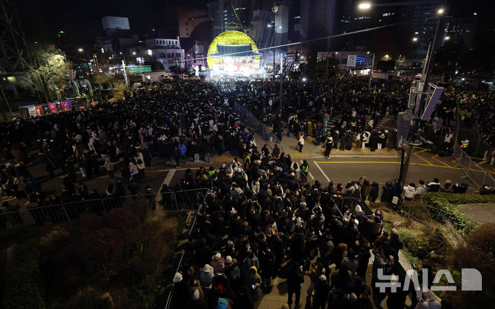 [서울=뉴시스] 전신 기자 = 2025년 을사년 새해 첫날인 1일 서울 종로구 보신각에서 제야의 종 타종행사가 열리고 있다. (공동취재) 2025.01.01. photo1006@newsis.com