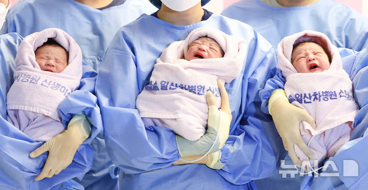 [고양=뉴시스] 황준선 기자 = 새해 첫날인 1일 0시께 경기 고양시 일산차병원에서 엄마 이승현 씨와 아빠 박준수 씨 사이에서 태어난 태명 니케(왼쪽부터), 엄마 구라겸 씨와 아빠 이효영 씨 사이에서 태어난 꼬물이, 엄마 구슬기 씨와 아빠 강우석 씨 사이에서 태어난 딩굴이가 간호사 품에 안겨 있다. 2025.01.01. hwang@newsis.com