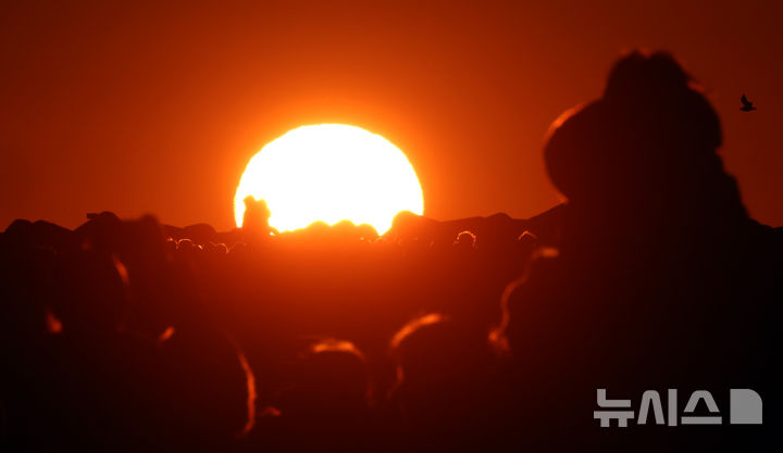 인천, 영하 12도에 칼바람…"하늘 맑아 해돋이 관측 가능"