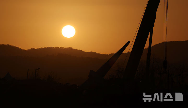 [무안=뉴시스] 김선웅 기자 = 2025 을사년 첫 날인 1일 전남 무안국제공항 제주항공 여객기 사고 현장 위로 해가 떠오르고 있다. 2025.01.01. mangusta@newsis.com