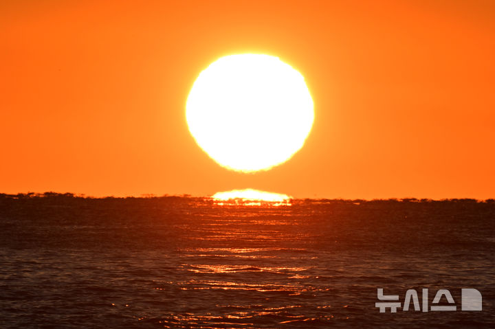 [기장=뉴시스] 차용현 기자 = 1일 오전 부산 기장군 기장읍 죽성마을에서 바라본 동해 바다위로 새해 첫 일출이 장엄하게 떠오르고 있다. 2025.01.01. con@newsis.com