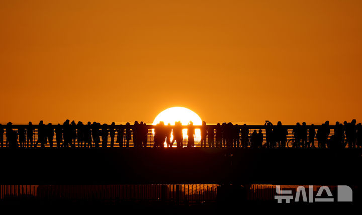 [대구=뉴시스] 이무열 기자 = 을사년(乙巳年) 새해가 밝은 1일 오전 대구 동구 아양기찻길에서 시민들이 힘차게 떠오르는 새해 일출을 맞이하고 있다. 2025.01.01. lmy@newsis.com