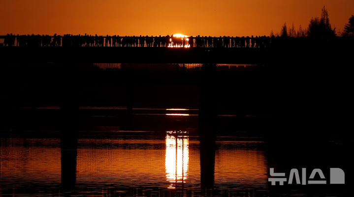 [대구=뉴시스] 이무열 기자 = 을사년(乙巳年) 새해가 밝은 1일 오전 대구 동구 아양기찻길에서 시민들이 힘차게 떠오르는 새해 일출을 맞이하고 있다. 2025.01.01. lmy@newsis.com