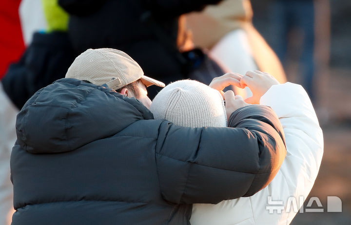 [서귀포=뉴시스] 우장호 기자 = 고 김경선씨는 사랑이 많은 딸이자 친구였다. 사진은 지난 1일 오전 제주 서귀포시 성산읍 광치기해변에서 해맞이객들이 을사년(乙巳年) 새해 첫 일출을 감상하고 있는 모습. 2025.01.01. woo1223@newsis.com