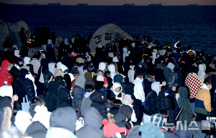 [울산=뉴시스] 배병수 기자 = 올해 1월 1일 울산 울주군 서생면 간절곶에서 시민들이 새해 첫 해를 기다리고 있다. 2025.01.01. bbs@newsis.com