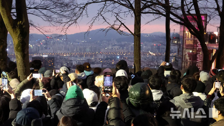 [서울=뉴시스] 추상철 기자 = 2025년 을사년(乙巳年) 새해를 맞은 1일 오전 서울 용산구 남산에서 해맞이객이 새해가 떠오르길 기다리고 있다. 2025.01.01. scchoo@newsis.com