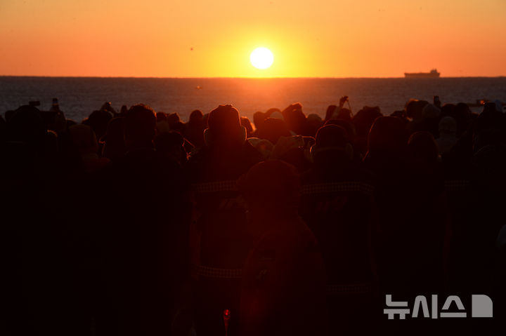 [울산=뉴시스] 올해 1월 1일 오전 울산 울주군 서생면 간절곶에서 새해 첫 해를 바라보는 시민들. (사진=뉴시스DB) photo@newsis.com