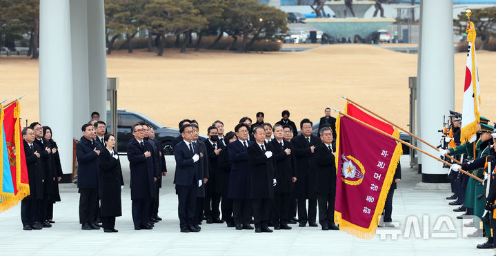 [서울=뉴시스] 최진석 기자 = 최상목 대통령 권한대행 부총리 겸 기획재정부 장관이 2025년 을사년 새해 첫날인 1일 서울 동작구 국립서울현충원을 찾아 참배를 위해 현충탑으로 향하며 국기에 경례하고 있다. 2025.01.01 myjs@newsis.com