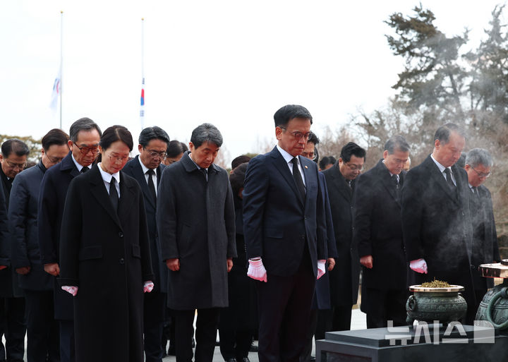 [서울=뉴시스] 최진석 기자 = 최상목 대통령 권한대행 부총리 겸 기획재정부 장관이 2025년 을사년 새해 첫날인 1일 서울 동작구 국립서울현충원을 찾아 현충탑에 분향 뒤 묵념하고 있다. 2025.01.01 myjs@newsis.com