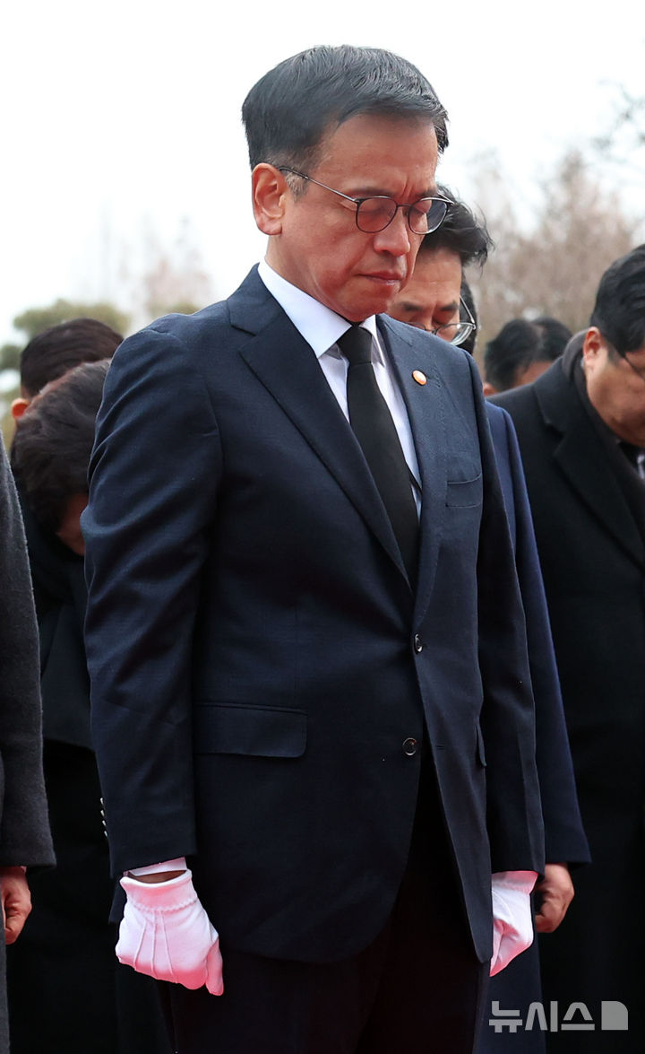 [서울=뉴시스] 최진석 기자 = 최상목 대통령 권한대행 부총리 겸 기획재정부 장관이 2025년 을사년 새해 첫날인 1일 서울 동작구 국립서울현충원을 찾아 현충탑에 분향 뒤 묵념하고 있다. 2025.01.01 myjs@newsis.com