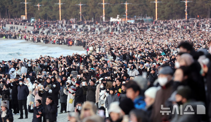 [부산=뉴시스] 하경민 기자 = 2025년 을사년(乙巳年) 새해 첫날인 1일 오전 부산 해운대구 해운대해수욕장을 찾은 시민과 관광객들이 올해 첫 해돋이를 감상하고 있다. 2025.01.01. yulnetphoto@newsis.com