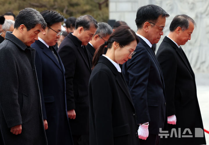 [서울=뉴시스] 최진석 기자 = 최상목 대통령 권한대행 부총리 겸 기획재정부 장관이 2025년 을사년 새해 첫날인 1일 서울 동작구 국립서울현충원을 찾아 현충탑에 분향 뒤 묵념하고 있다. 2025.01.01 myjs@newsis.com
