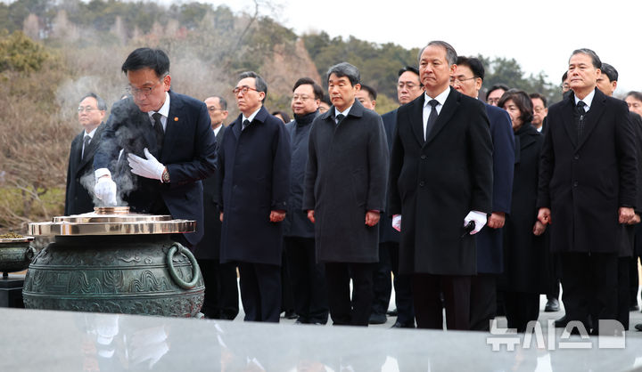 [서울=뉴시스] 최진석 기자 = 최상목 대통령 권한대행 부총리 겸 기획재정부 장관이 2025년 을사년 새해 첫날인 1일 서울 동작구 국립서울현충원을 찾아 현충탑에 분향하고 있다. 2025.01.01 myjs@newsis.com