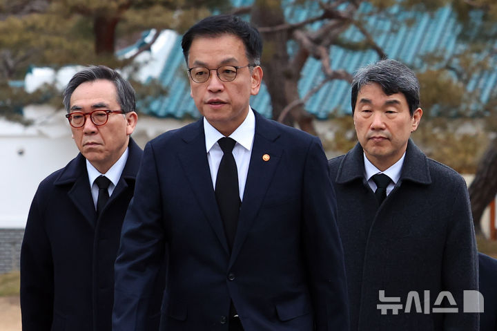 [서울=뉴시스] 최진석 기자 = 최상목 대통령 권한대행 부총리 겸 기획재정부 장관이 2025년 을사년 새해 첫날인 1일 서울 동작구 국립서울현충원을 찾아 참배를 위해 국무위원들과 현충탑으로 향하고 있다. 2025.01.01 myjs@newsis.com