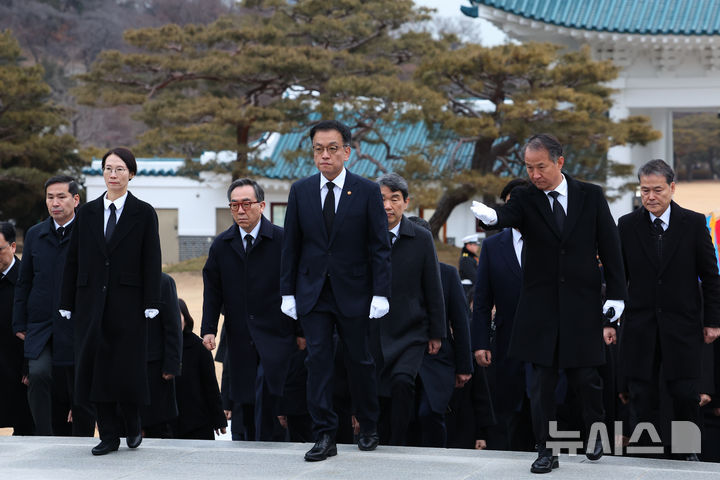 [서울=뉴시스] 최진석 기자 = 최상목 대통령 권한대행 부총리 겸 기획재정부 장관이 2025년 을사년 새해 첫날인 1일 서울 동작구 국립서울현충원을 찾아 참배를 위해 국무위원들과 현충탑으로 향하고 있다. 2025.01.01 myjs@newsis.com