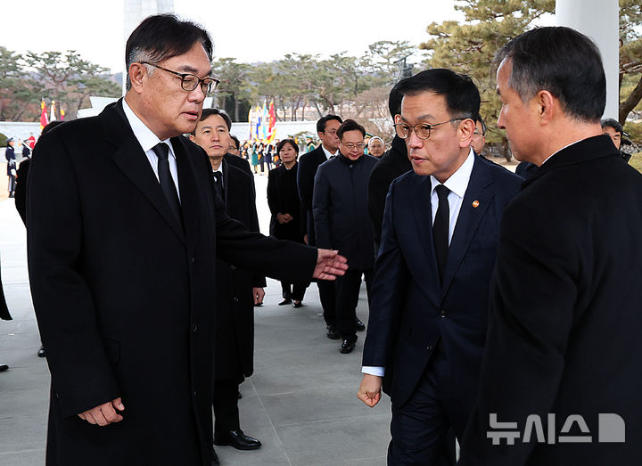 [서울=뉴시스] 최진석 기자 = 최상목 대통령 권한대행 부총리 겸 기획재정부 장관과 정진석 대통령 비서실장이 2025년 을사년 새해 첫날인 1일 서울 동작구 국립서울현충원을 찾아 현충탑 참배 뒤 대화를 나누고 있다. 2025.01.01 myjs@newsis.com