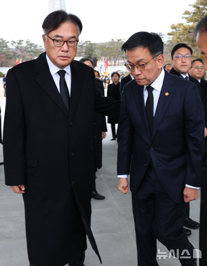 [서울=뉴시스] 최진석 기자 = 최상목 대통령 권한대행 부총리 겸 기획재정부 장관과 정진석 대통령 비서실장이 2025년 을사년 새해 첫날인 1일 서울 동작구 국립서울현충원을 찾아 현충탑 참배 뒤 대화를 나누고 있다. 2025.01.01 myjs@newsis.com