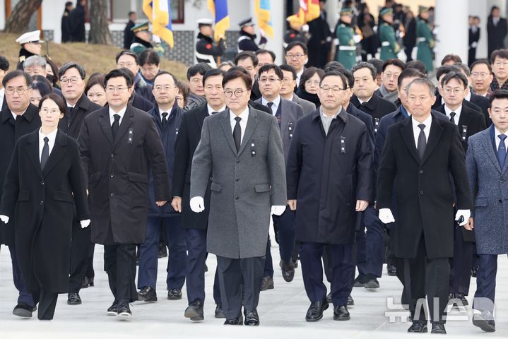 [서울=뉴시스] 김명년 기자 = 우원식 국회의장이 주호영 부의장 등 의장단과 함께 새해 첫날인 1일 오전 서울 동작구 국립서울현충원 현충탑을 참배하기 위해 이동하고 있다. 2025.01.01. kmn@newsis.com