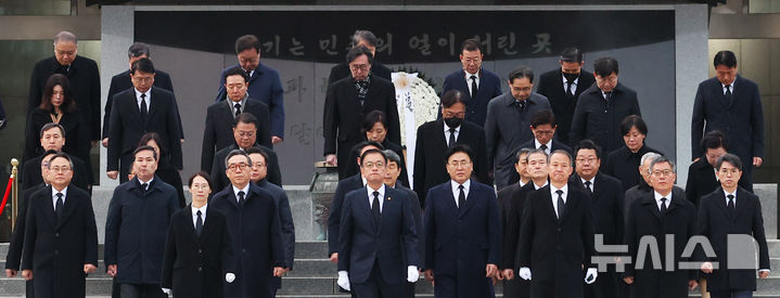 [서울=뉴시스] 최진석 기자 = 최상목 대통령 권한대행 부총리 겸 기획재정부 장관이 2025년 을사년 새해 첫날인 1일 서울 동작구 국립서울현충원을 찾아 현충탑 참배 뒤 국무위원, 대통령실 참모들과 이동하고 있다. 한편 이날 정진석 대통령 비서실장 등 수석비서관 이상 참모 전원이 최상목 대통령 권한대행 경제부총리 겸 기획재정부 장관에 사의를 표했다. 2025.01.01 myjs@newsis.com