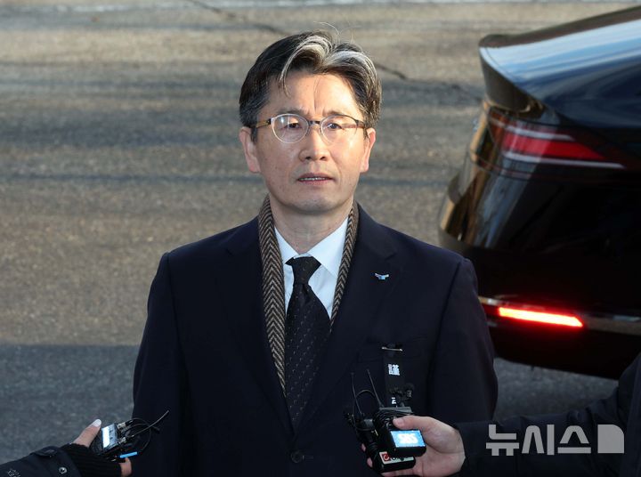 [과천=뉴시스] 고범준 기자 =오동운 고위공직자범죄수사처(공수처)장이 22일 조사에 응하지 않고 있는 윤석열 대통령을 향해 "사법부의 결정을 존중해야 한다"고 촉구했다 오 처장이 지난 1일 오전 경기 과천시 정부과천청사 고위공직자범죄수사처로 출근하며 취재진 질문에 답변하는 모습. 2025.01.01. bjko@newsis.com