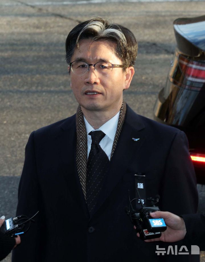 [과천=뉴시스] 고범준 기자 = 오동운 공수처장이 2025년 새해 첫 날인 1일 오전 경기 과천시 정부과천청사 고위공직자범죄수사처로 출근하며 취재진 질문에 답변하고 있다. 2025.01.01. bjko@newsis.com
