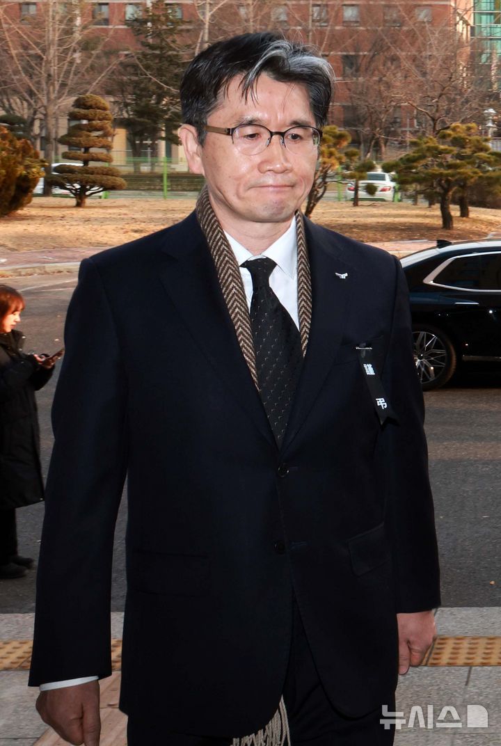 [과천=뉴시스] 고범준 기자 = 오동운 공수처장이 2025년 새해 첫 날인 1일 오전 경기 과천시 정부과천청사 고위공직자범죄수사처로 출근하고 있다. 2025.01.01. bjko@newsis.com