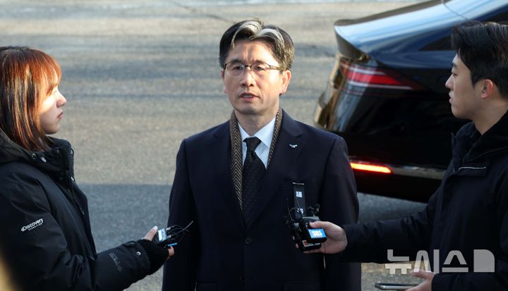 [과천=뉴시스] 고범준 기자 = 오동운 공수처장이 2025년 새해 첫 날인 지난 1일 오전 경기 과천시 정부과천청사 고위공직자범죄수사처로 출근하며 취재진 질문에 답변하고 있다. 2025.01.01. bjko@newsis.com