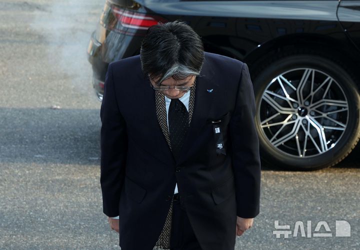 [과천=뉴시스] 고범준 기자 = 오동운 공수처장이 2025년 새해 첫 날인 1일 오전 경기 과천시 정부과천청사 고위공직자범죄수사처로 출근하고 고개숙여 인사하고 있다. 2025.01.01. bjko@newsis.com