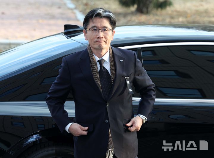 [과천=뉴시스] 고범준 기자 = 오동운 공수처장이 2025년 새해 첫 날인 1일 오전 경기 과천시 정부과천청사 고위공직자범죄수사처로 출근하고 있다. 2025.01.01. bjko@newsis.com