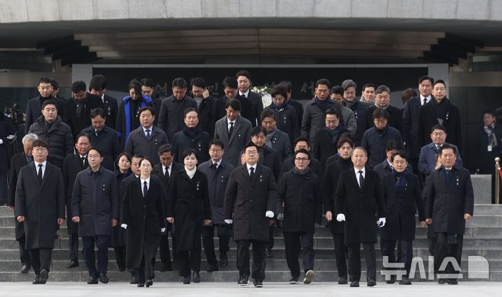 [서울=뉴시스] 김명년 기자 = 박찬대 더불어민주당 원내대표와 지도부가 새해 첫날인 1일 오전 서울 동작구 국립서울현충원 현충탑을 참배한 뒤 이동하고 있다. 2025.01.01. kmn@newsis.com