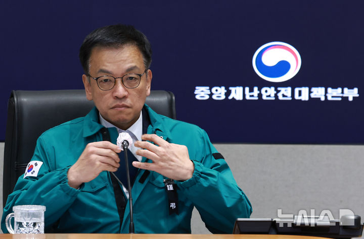 [서울=뉴시스] 최진석 기자 = 최상목 대통령 권한대행 부총리 겸 기획재정부 장관이 1일 서울 종로구 정부서울청사 중앙재난안전대책본부에서 열린 제주항공 여객기 사고 중대본 회의에서 발언 뒤 수첩을 꺼내고 있다. (대통령실통신사진기자단) 2025.01.01 myjs@newsis.com