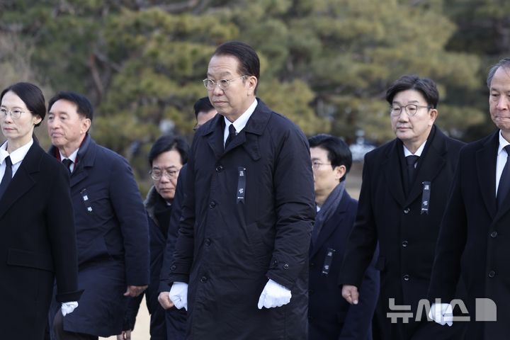 [서울=뉴시스] 김명년 기자 = 권영세 국민의힘 비상대책위원장과 지도부가 새해 첫날인 1일 오전 서울 동작구 국립서울현충원 현충탑을 참배하기 위해 이동하고 있다. 2025.01.01. kmn@newsis.com