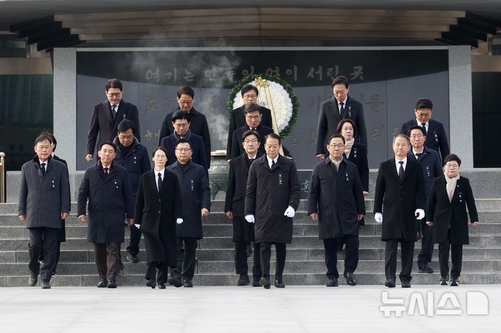 [서울=뉴시스] 김명년 기자 = 권영세 국민의힘 비상대책위원장과 지도부가 새해 첫날인 1일 오전 서울 동작구 국립서울현충원 현충탑을 참배한 뒤 이동하고 있다. 2025.01.01. kmn@newsis.com