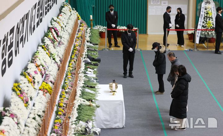 [무안=뉴시스] 김선웅 기자 = 1일 전남 무안군 현경면 무안스포츠센터에 마련된 무안공항 제주항공 여객기 사고 합동분향소에서 추모객들이 사고 희생자들을 추모하고 있다. 2025.01.01. mangusta@newsis.com